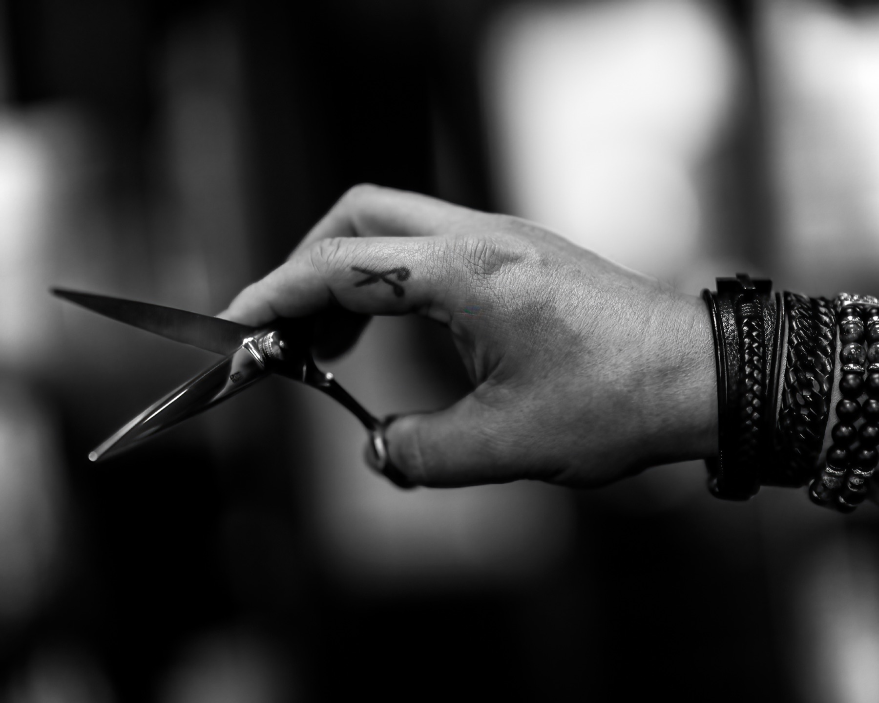 Hand mit Schere — Handwerk in der H-Galerie