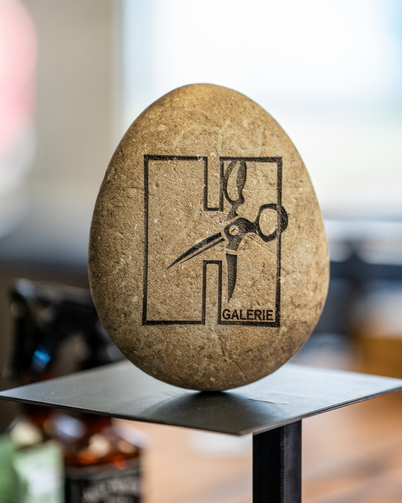Stein mit graviertem H-Galerie-Logo