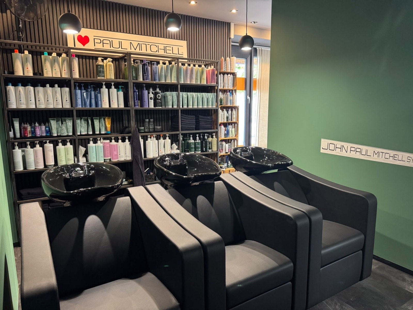 Waschbereich mit Paul-Mitchell-Regal